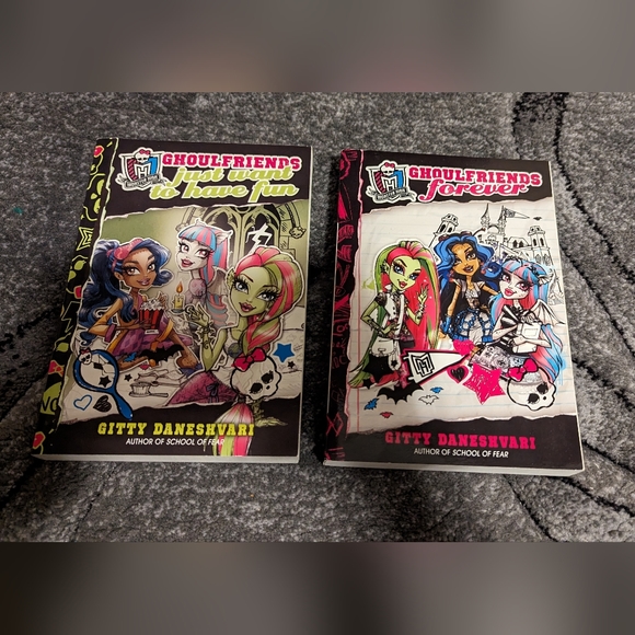 Monster High soft cover books x2 - Picture 1 of 7